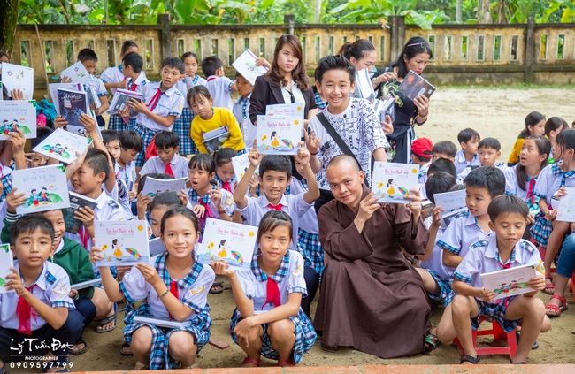Giving gifts to pupils on occasion preparing Lunar New Year