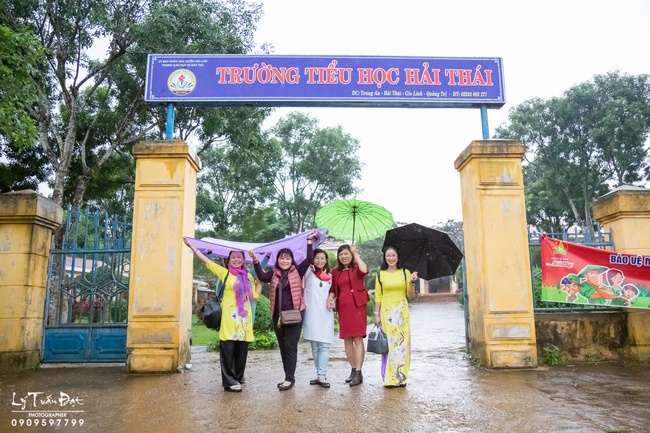 Giving gifts to pupils on occasion preparing Lunar New Year