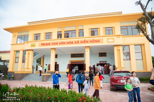 Giving gifts to pupils on occasion preparing Lunar New Year