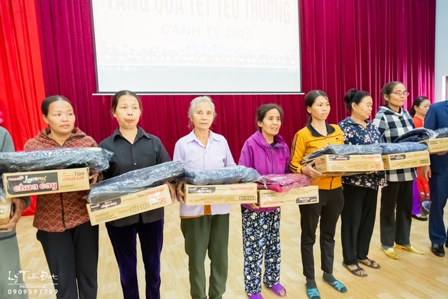 Giving gifts to pupils on occasion preparing Lunar New Year