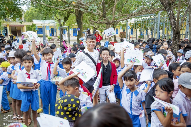 Giving gifts to pupils on occasion preparing Lunar New Year