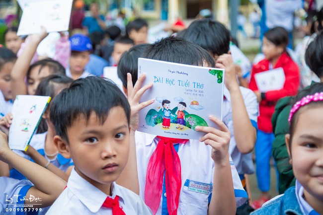 Giving gifts to pupils on occasion preparing Lunar New Year