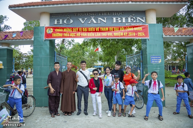 Giving gifts to pupils on occasion preparing Lunar New Year