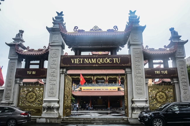 Receiving precepts from Hue Hung precept altar of the Hoang Phap Pagoda’s monks