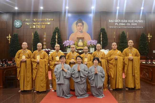 Receiving precepts from Hue Hung precept altar of the Hoang Phap Pagoda’s monks