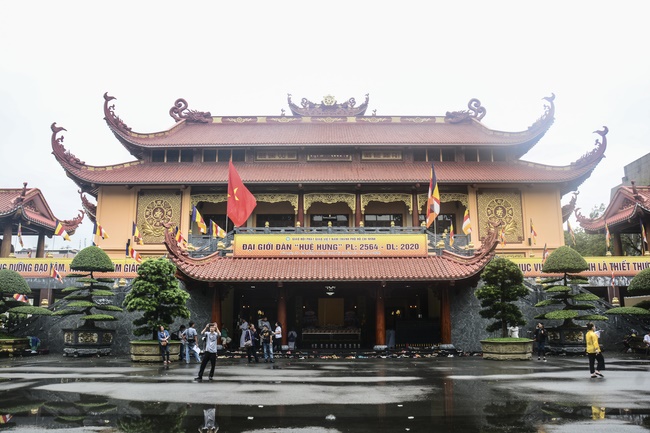 Receiving precepts from Hue Hung precept altar of the Hoang Phap Pagoda’s monks
