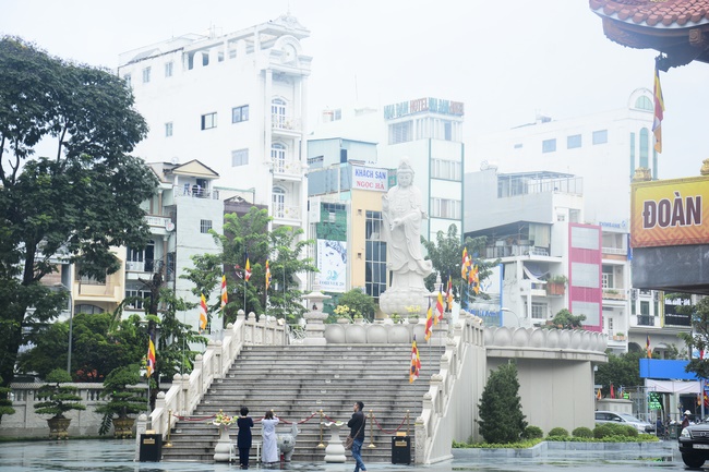 Receiving precepts from Hue Hung precept altar of the Hoang Phap Pagoda’s monks