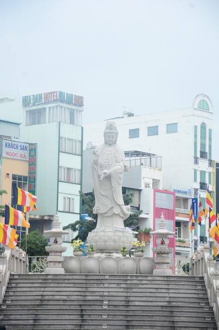 Receiving precepts from Hue Hung precept altar of the Hoang Phap Pagoda’s monks