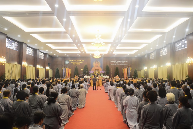 Receiving precepts from Hue Hung precept altar of the Hoang Phap Pagoda’s monks