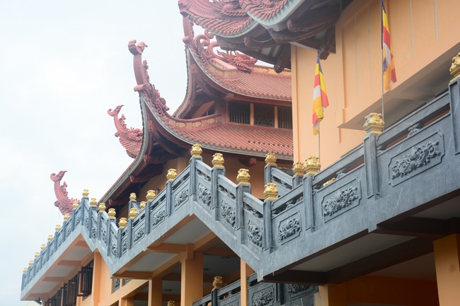Receiving precepts from Hue Hung precept altar of the Hoang Phap Pagoda’s monks