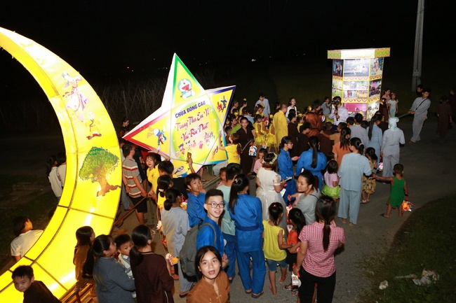 Mid-Autumn Festival at Dong Cao Thanh Hoa pagoda