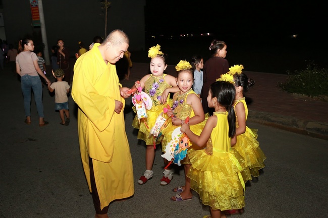 Mid-Autumn Festival at Dong Cao Thanh Hoa pagoda