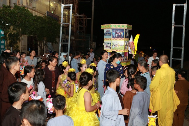 Mid-Autumn Festival at Dong Cao Thanh Hoa pagoda