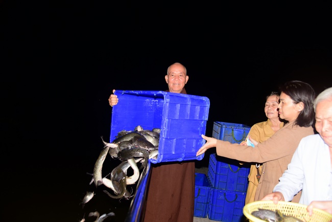 Giving gifts to patients of Cancer Hospital