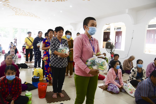 Giving gifts to patients of Cancer Hospital