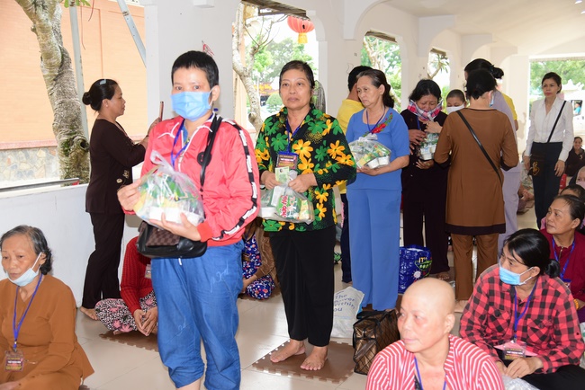 Giving gifts to patients of Cancer Hospital