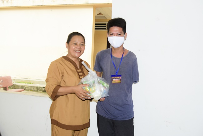 Giving gifts to patients of Cancer Hospital