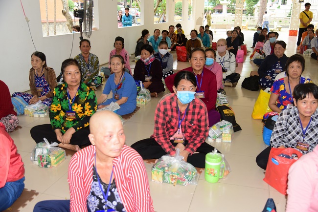 Giving gifts to patients of Cancer Hospital