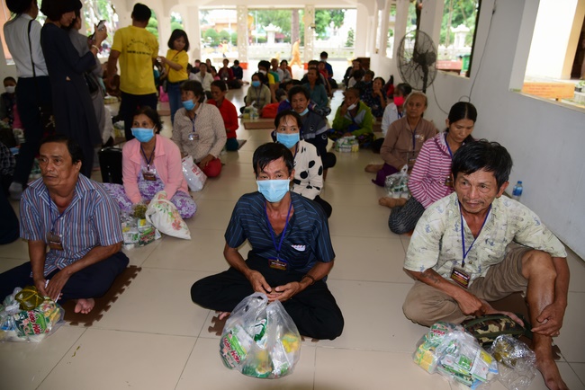 Giving gifts to patients of Cancer Hospital
