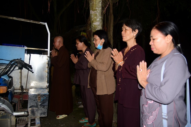 Giving gifts to patients of Cancer Hospital