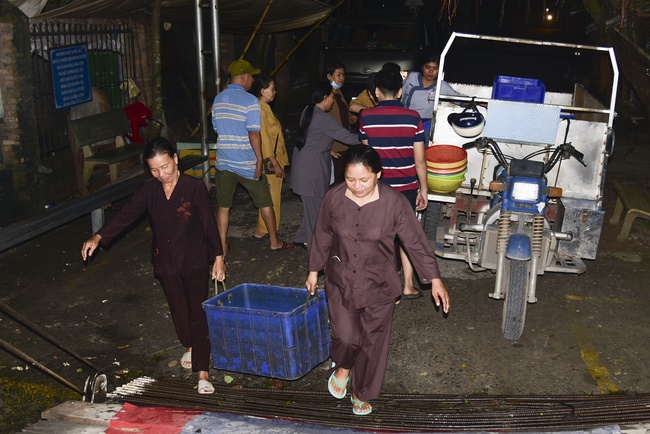 Giving gifts to patients of Cancer Hospital