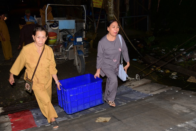 Giving gifts to patients of Cancer Hospital