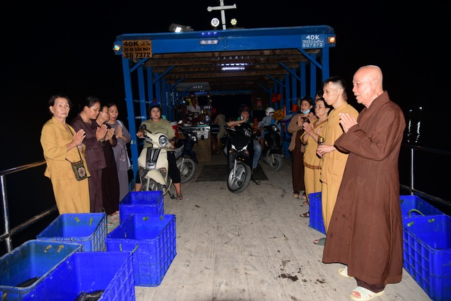 Giving gifts to patients of Cancer Hospital