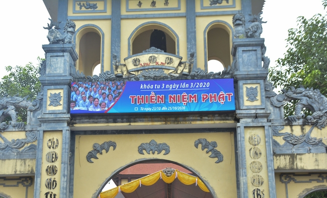 The 3rd Retreat meditating - reciting the Buddha's name at Tay Khanh Pagoda