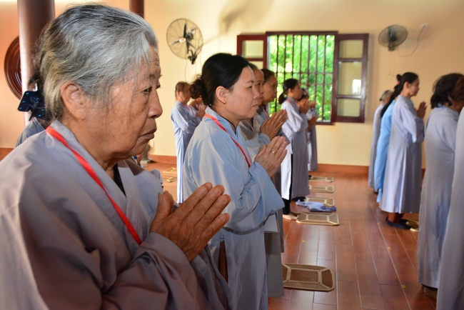 The 3rd Retreat meditating - reciting the Buddha's name at Tay Khanh Pagoda