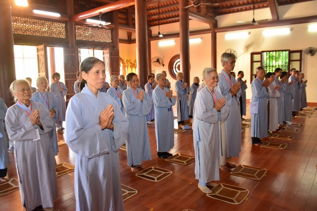 The 3rd Retreat meditating - reciting the Buddha's name at Tay Khanh Pagoda