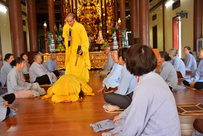 The 3rd Retreat meditating - reciting the Buddha's name at Tay Khanh Pagoda