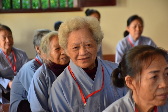 The 3rd Retreat meditating - reciting the Buddha's name at Tay Khanh Pagoda