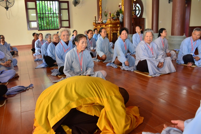 The 3rd Retreat meditating - reciting the Buddha's name at Tay Khanh Pagoda