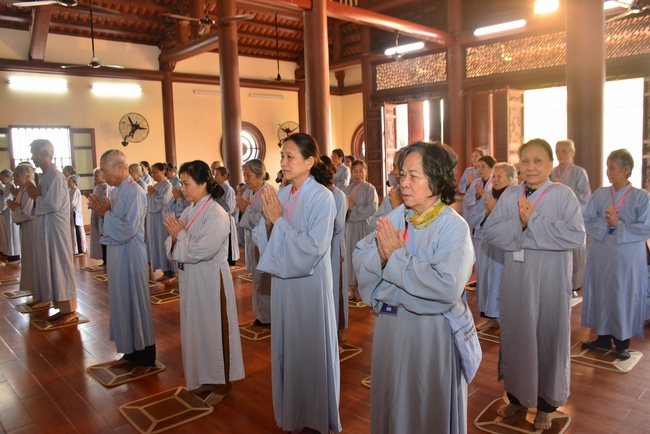 The 3rd Retreat meditating - reciting the Buddha's name at Tay Khanh Pagoda