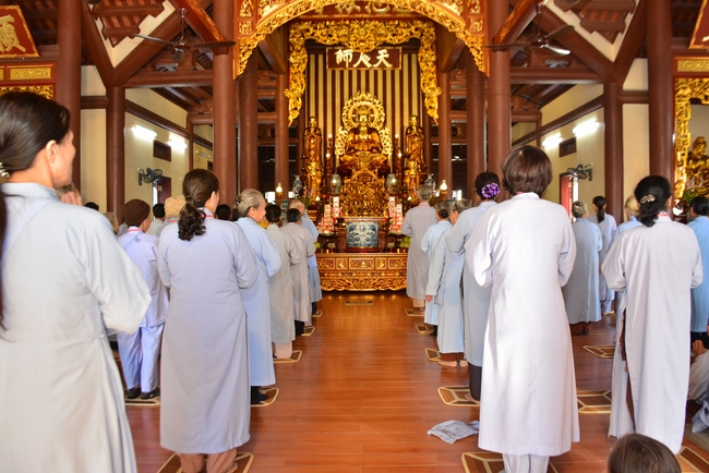 The 3rd Retreat meditating - reciting the Buddha's name at Tay Khanh Pagoda