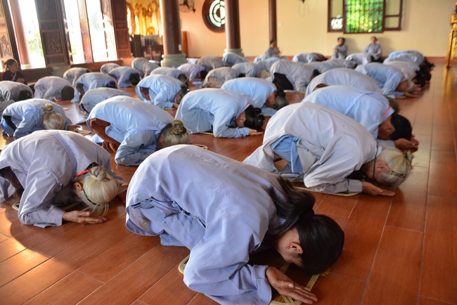 The 3rd Retreat meditating - reciting the Buddha's name at Tay Khanh Pagoda