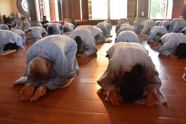 The 3rd Retreat meditating - reciting the Buddha's name at Tay Khanh Pagoda