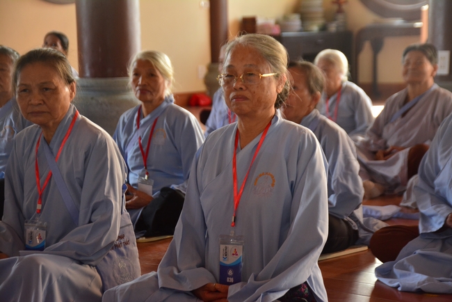The 3rd Retreat meditating - reciting the Buddha's name at Tay Khanh Pagoda