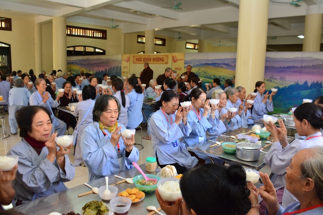The 3rd Retreat meditating - reciting the Buddha's name at Tay Khanh Pagoda
