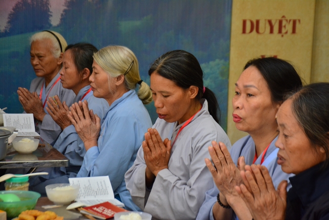 The 3rd Retreat meditating - reciting the Buddha's name at Tay Khanh Pagoda