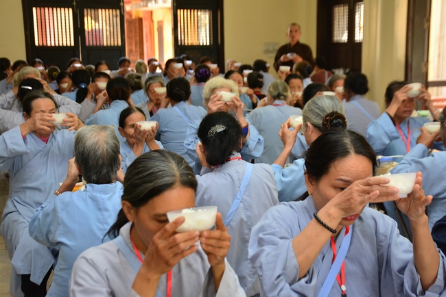 The 3rd Retreat meditating - reciting the Buddha's name at Tay Khanh Pagoda