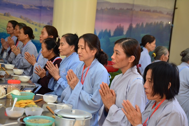The 3rd Retreat meditating - reciting the Buddha's name at Tay Khanh Pagoda