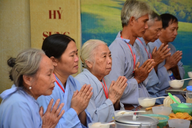 The 3rd Retreat meditating - reciting the Buddha's name at Tay Khanh Pagoda