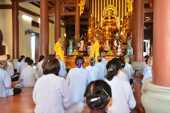 The 3rd Retreat meditating - reciting the Buddha's name at Tay Khanh Pagoda