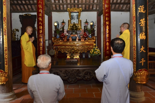 The 3rd Retreat meditating - reciting the Buddha's name at Tay Khanh Pagoda