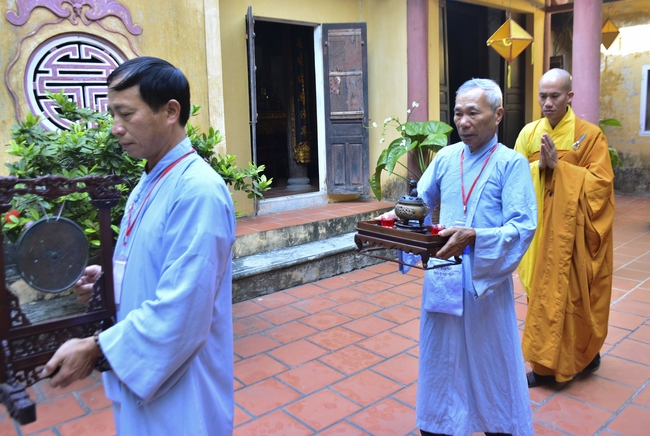 The 3rd Retreat meditating - reciting the Buddha's name at Tay Khanh Pagoda