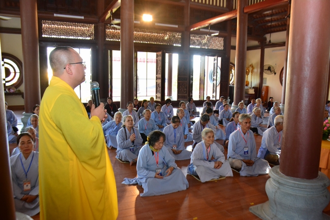 The 3rd Retreat meditating - reciting the Buddha's name at Tay Khanh Pagoda