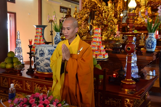 The 3rd Retreat meditating - reciting the Buddha's name at Tay Khanh Pagoda