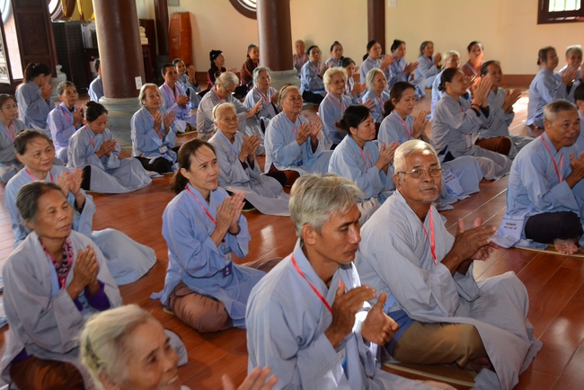 The 3rd Retreat meditating - reciting the Buddha's name at Tay Khanh Pagoda