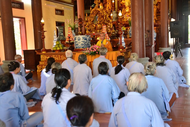 The 3rd Retreat meditating - reciting the Buddha's name at Tay Khanh Pagoda